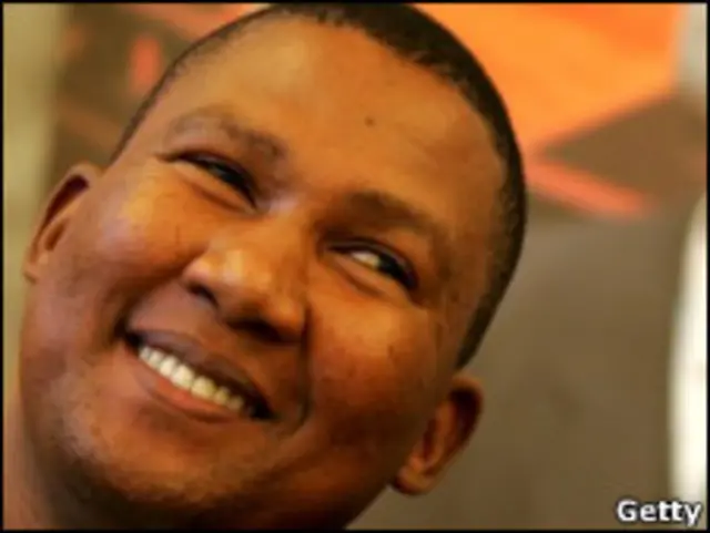 ماندلا مانديلا وفي الخلفية جده الزعيم التاريخي لجنوب أفريقيا