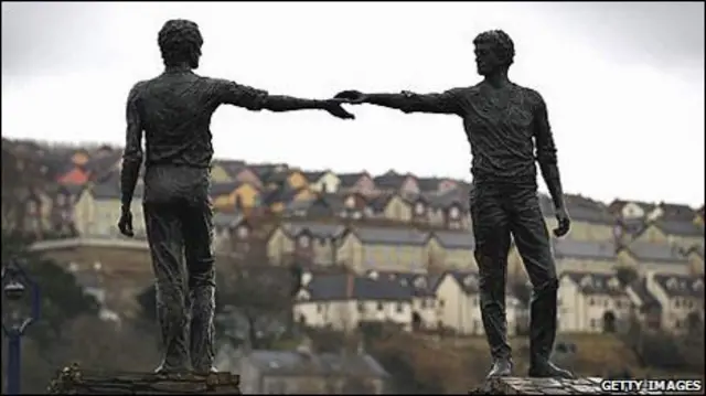 “伸手逾越隔阂”雕塑