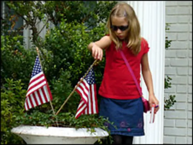 Вика на крыльце дома