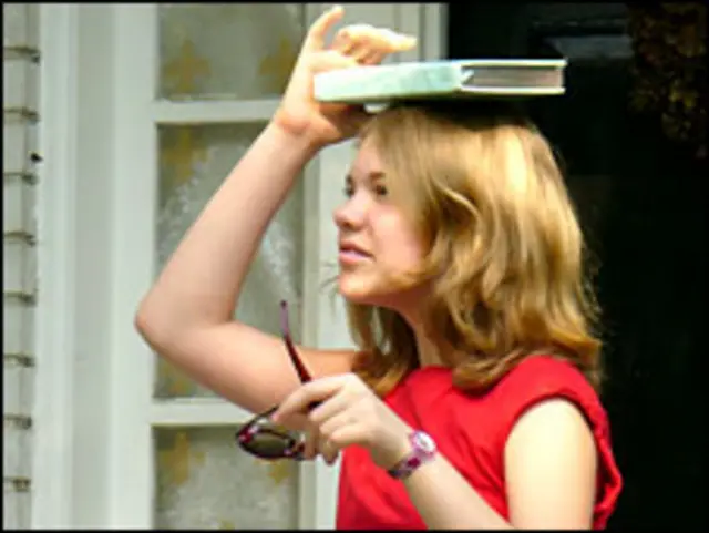 Света с книжкой на голове