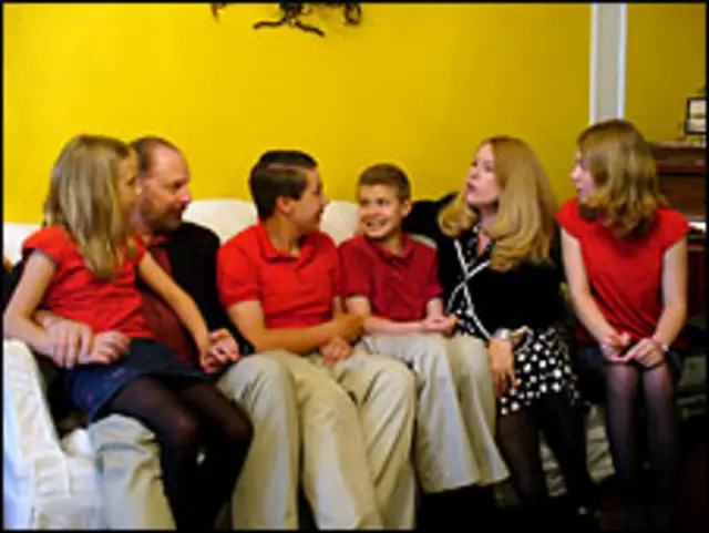 Вся семья на диване в гостиной