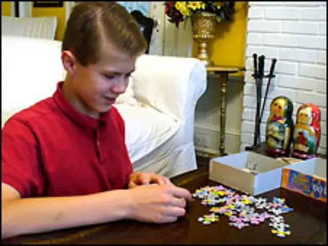 Леша собирает паззл