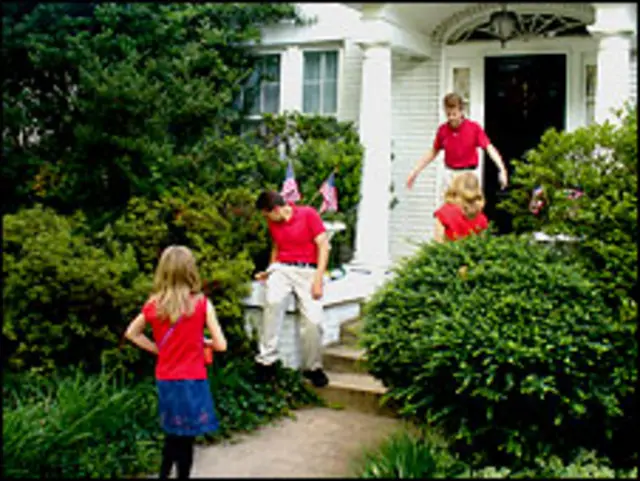 Дети у своего дома в Америке