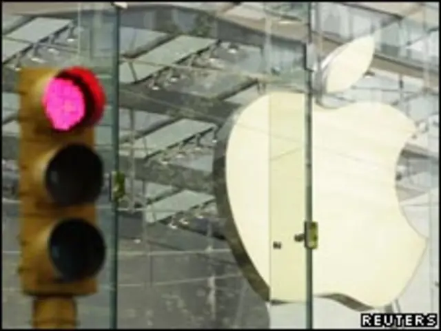 Логотип Apple на магазине в Нью-Йорке