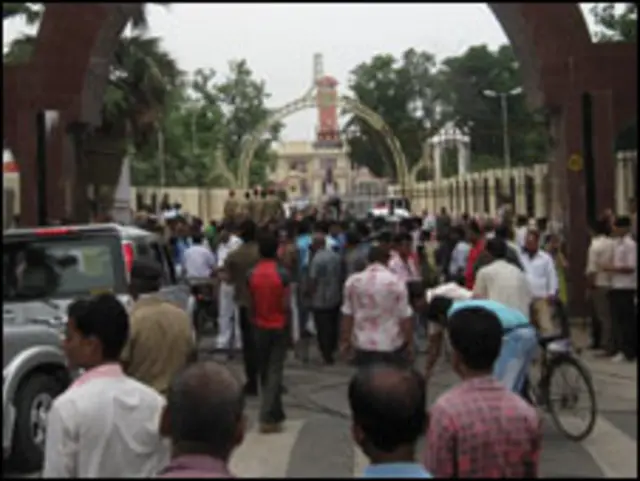 परिसर में अफ़रा तफ़री