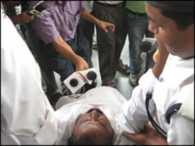 विधायक को बाहर निकालते मार्शल