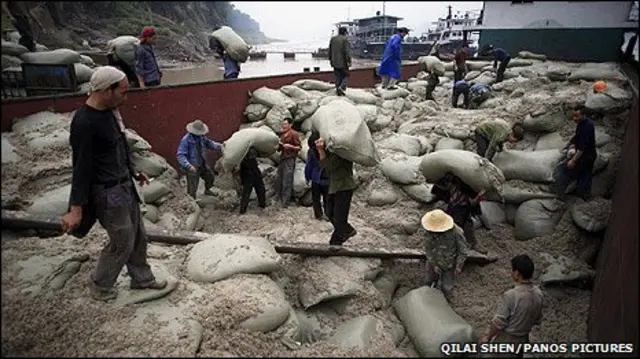 Para buruh mengangkut asbes di Chongqing, Cina