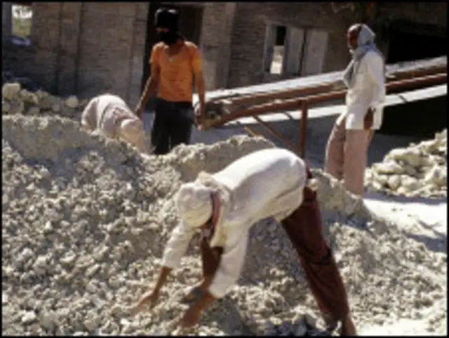 印度工人在石棉矿开采石棉