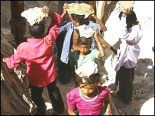 印度儿童在石棉产地