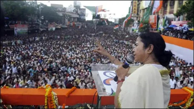 ममता बेनर्जी ने शुक्रवार को ही एकतरफ़ा फ़ैसला लेते हुए 228 सीटों पर अपने उम्मीदवार खड़े करने की घोषणा की थी