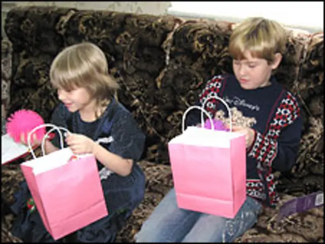 Вика и Света в детском доме