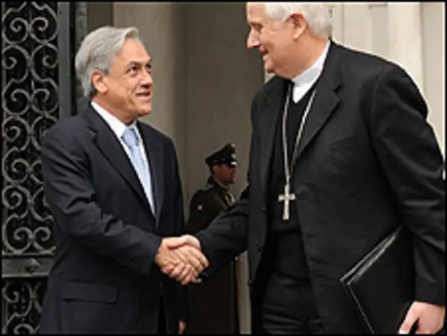 الرئيس التشيلي بينيرا وممثل الكنيسة الكاثوليكية