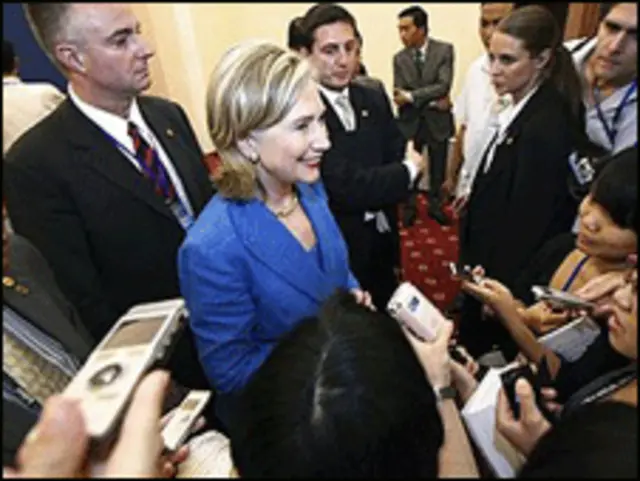 Ngoại trưởng Clinton trong vòng vây của các nhà báo ở Hà Nội