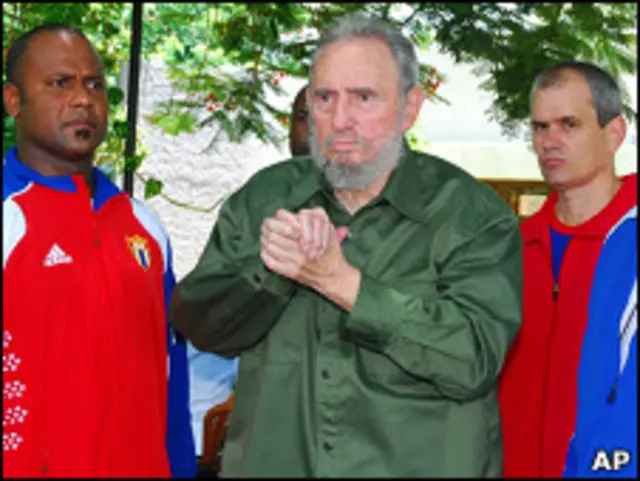 Fidel Castro en el mausoleo de Artemisa