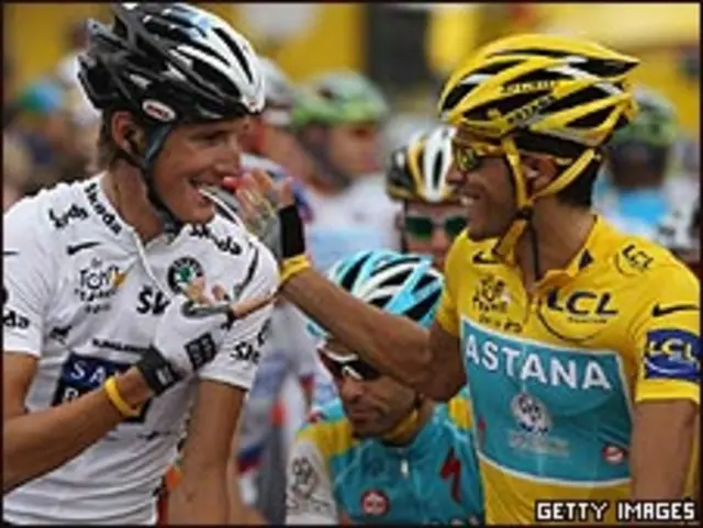 Andy Schleck felicita a Alberto Contador