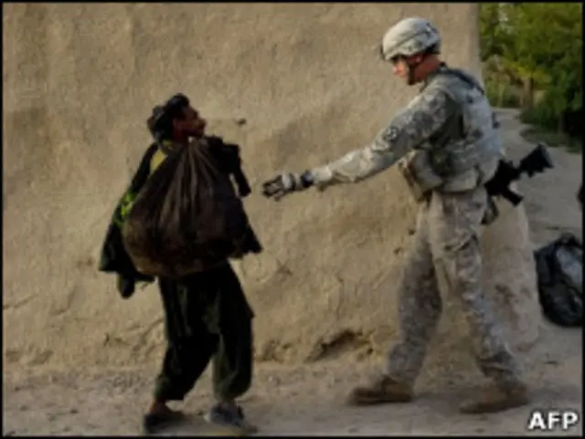 Военный и гражданское лицо в Афганистане