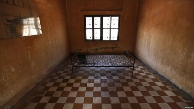 Một số nhân chứng kể lại rằng nhà tù dùng gậy sắt, trục bánh xe cải tiến, và ống nước kim loại để đánh vào gáy các nạn nhân.