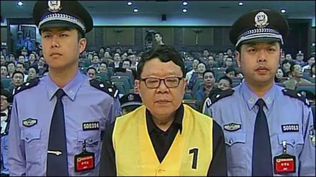 Ông Văn Cường tại phiên tòa xử tội nhận hối lộ và hãm hiếp 