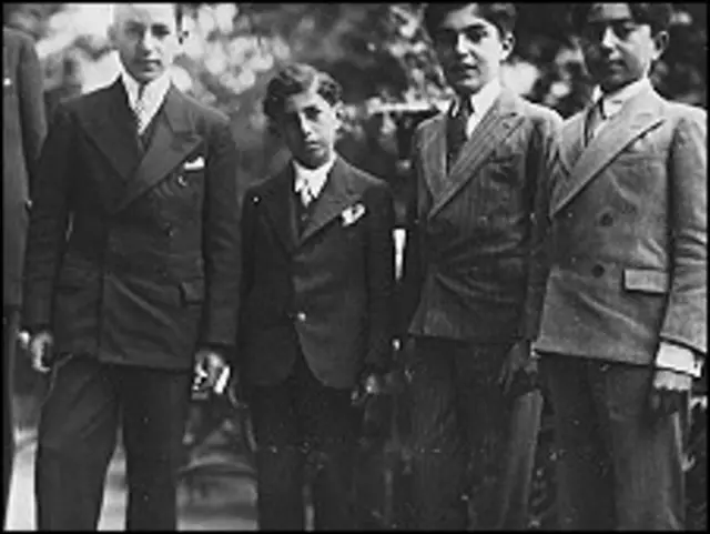 محمدرضا پهلوی (نفر اول از سمت چپ) و هم مدرسه ای هایش در اروپا