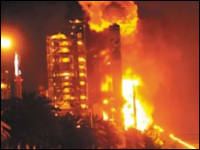 炼油厂工业区大火