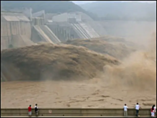 Permukaan air di Bendungan Tiga Ngarai melonjak tinggi