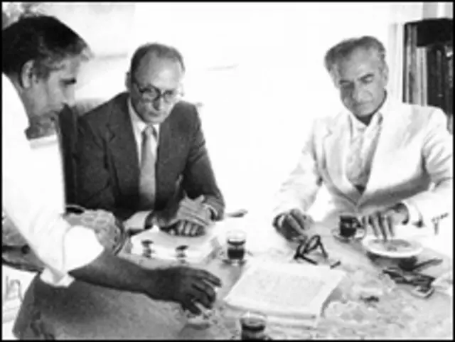 شاه در حال نگارش کتاب پاسخ به تاریخ