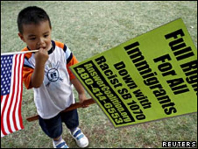 Un niño carga pancartas en contra de la Ley SB 1070
