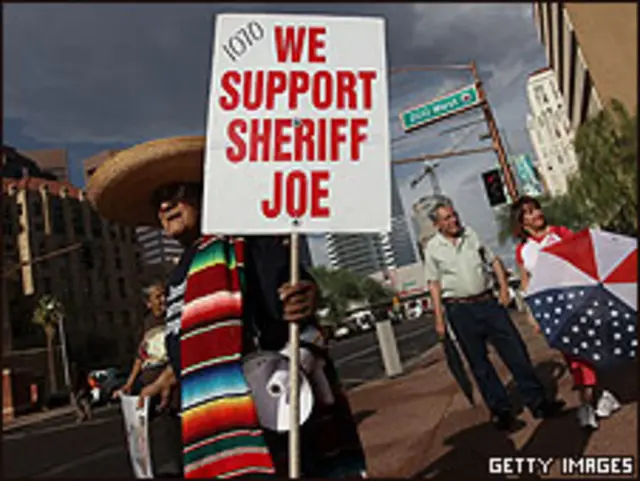 Manifestação a favor de controle à imigração no Arizona