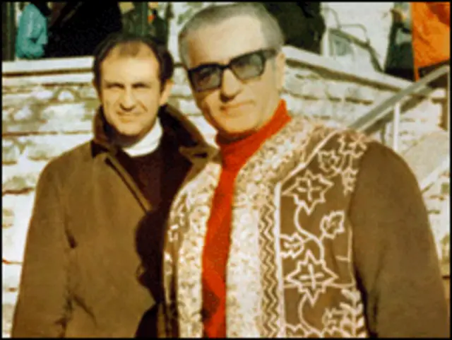 اردشیر زاهدی همراه با شاه در پیست اسکی