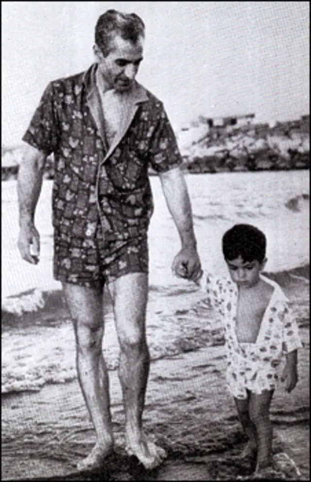 شاه و فرزندش در کنار ساحل