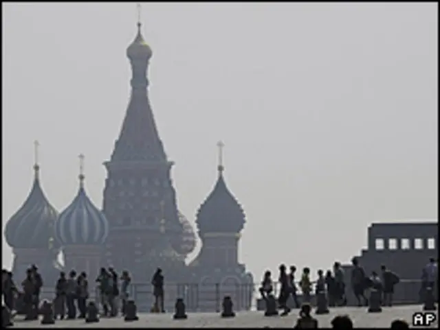 Poluição cobre a catedral de São Basílio, no centro de Moscou (foto: AP)