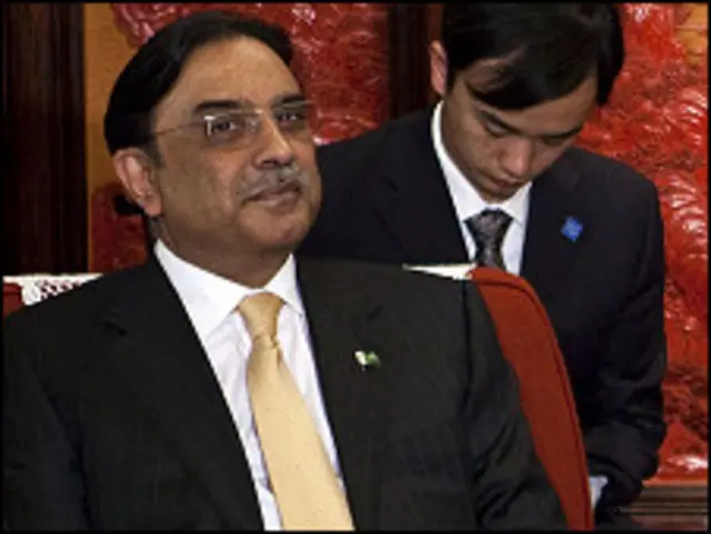 زرداري مستاء من كاميرون