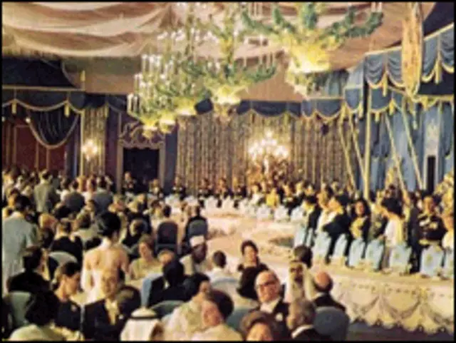 این شایعه قدرت گرفت که طراح اروپائی «طرح خیمه مرکزی شاه و شهبانو» را از «خیمه اسکندر مقدونی الهام» گرفته است که به سلطنت دودمان هخامنشی پایان داد