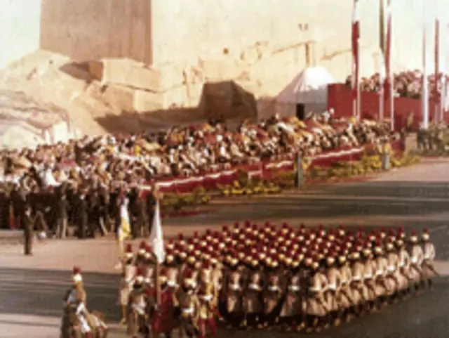 در کتاب هوشنگ نهاوندی گزارش نسبتا مفصلی از هزینه های جشن های دوهزارو پانصدمین سال سلطنت در تخت جمشید ارائه شده است