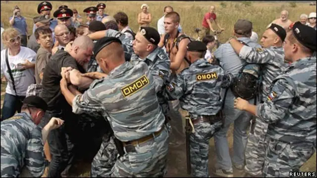 Стычка ОМОНа с защитниками Химкинского леса