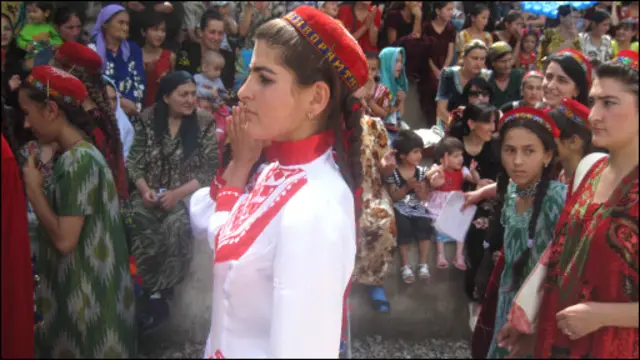 Помирликлар фақат бошқача кийиниб қолмасдан, бошқа тилларда ҳам сўзлашадилар