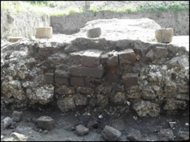 Фундамент замку Казимира Великого - із вапняку і цегли