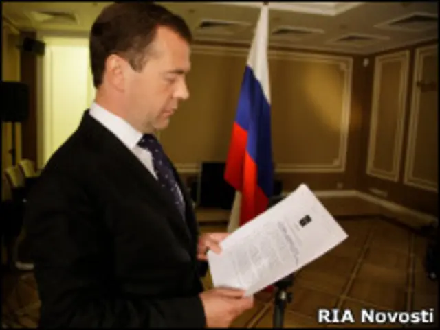 Президент Дмитрий Медведев с только что подписанным указом