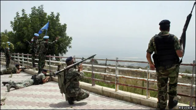 Tentara Libanon siap menembak, sementara personel pasukan PBB berusaha menyampaikan pesan ke tentara Israel