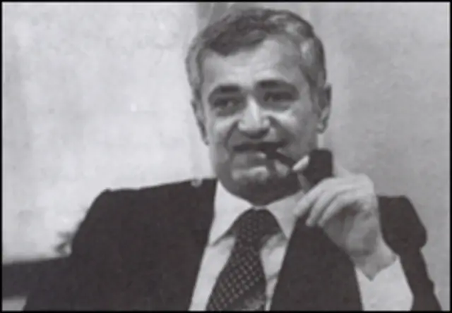 حسن کامشاد از دانشگاه کیمبریج فارغ التحصیل شد و مدتی در آنجا تدریس هم می کرد