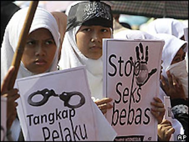 Mujeres indonesias en una manifestación a favor de prohibir el porno en internet