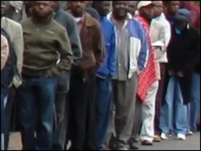 Orang-orang antri untuk memberikan suara