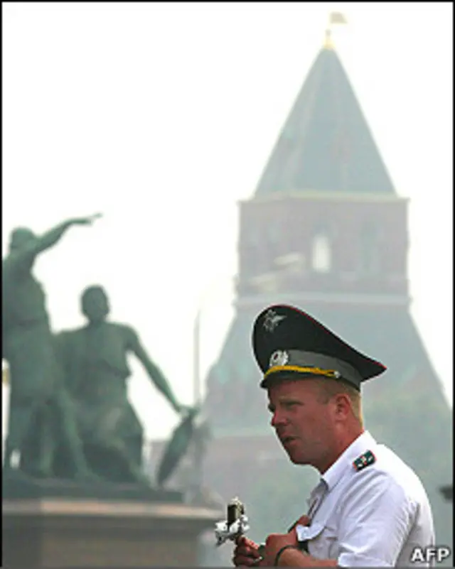 Милиционер ест эскимо на Красной площади, покрытой смогом