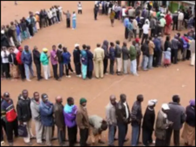 Orang-orang antri untuk memberikan suara