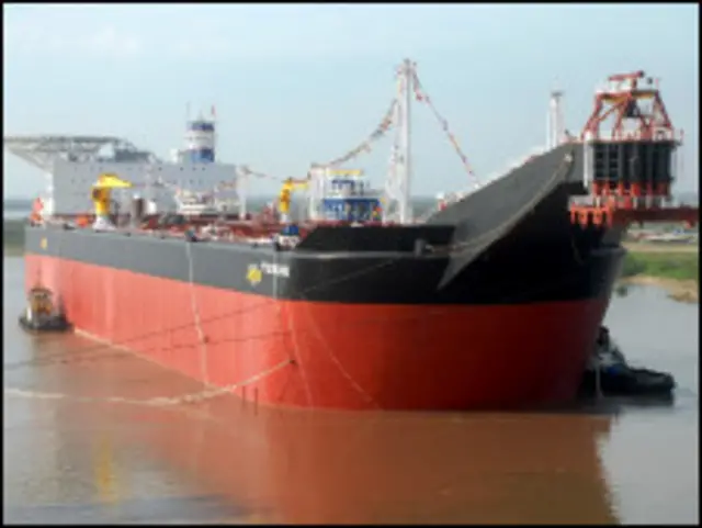 Hiện đã có 5000 công nhân thuộc Vinashin bị mất việc làm. 