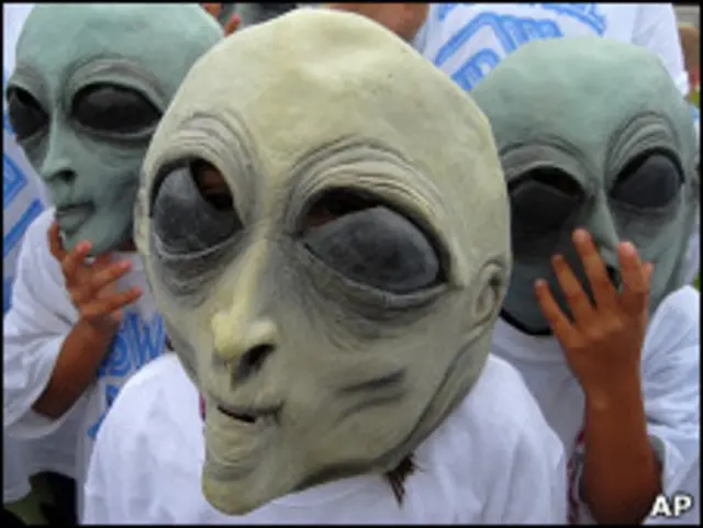 Uzaylı maskeleri giyen insanlar