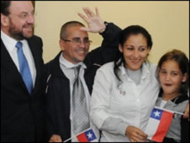 El canciller chile, Alfredo Moreno, José Ubaldo Izquierdo y su familia. (Foto: Cancillería chilena)