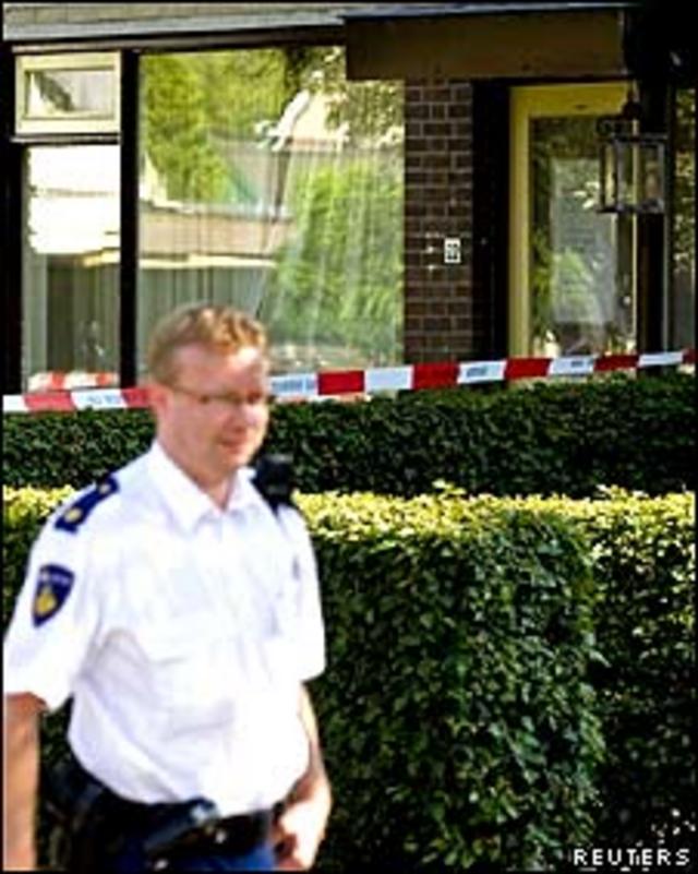 Policía holandés frente a domicilio de Nij Beets
