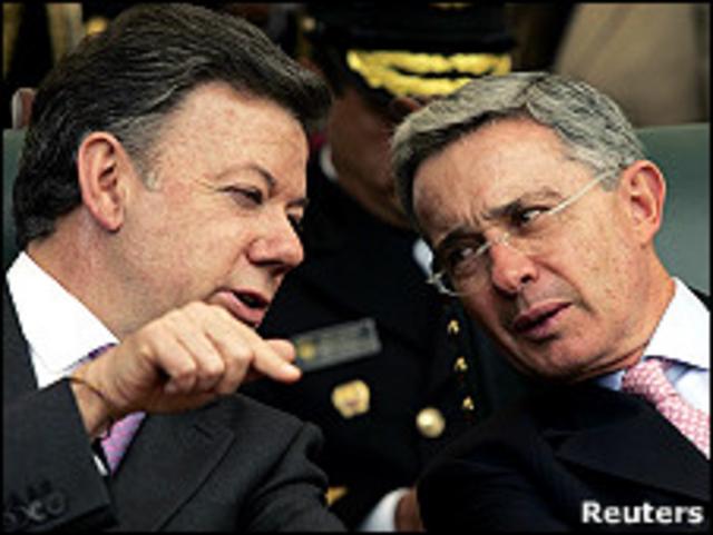 Presidente electo de Colombia Juan Manuel Santos y presidente saliente Alvaro Uribe