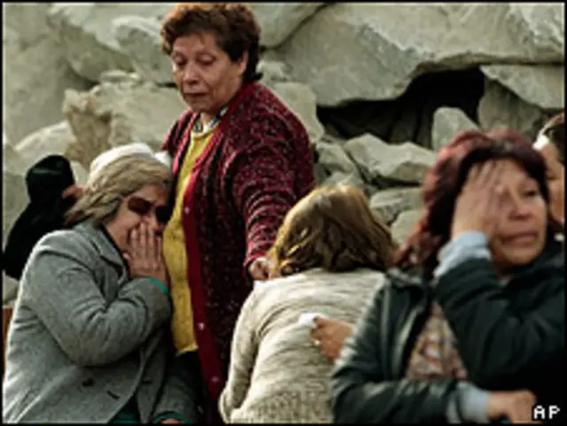 Familiares de los mineros atrapados